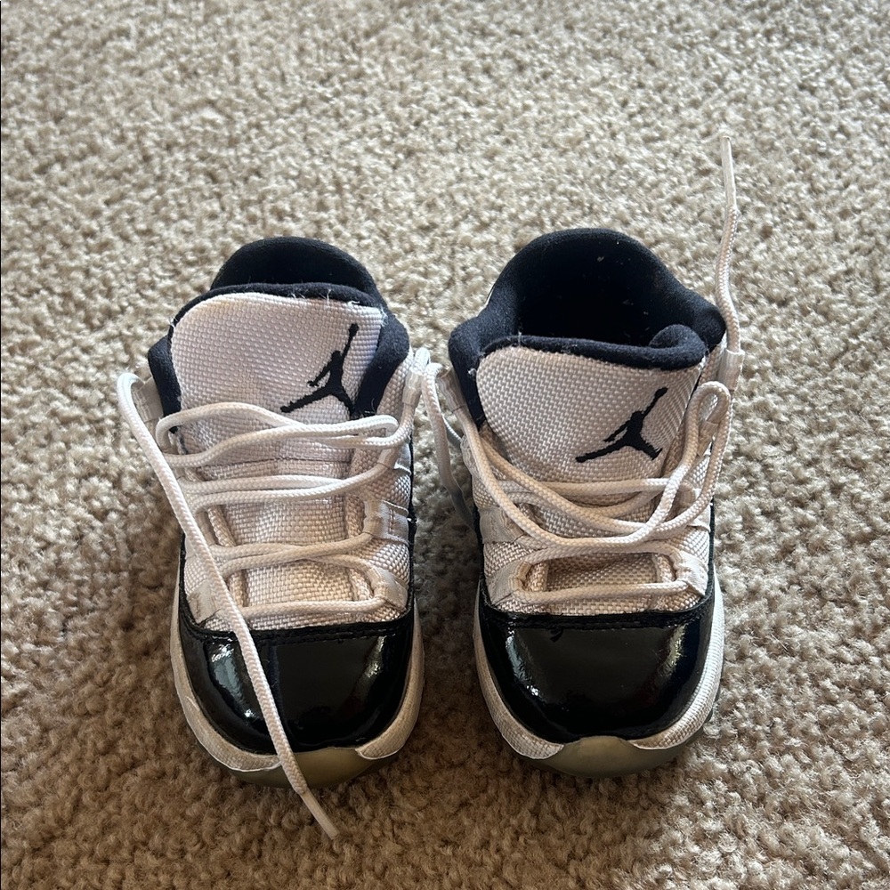 Nike Jordan retro 11 toddlers White and Black Basketball Shoes size 8c